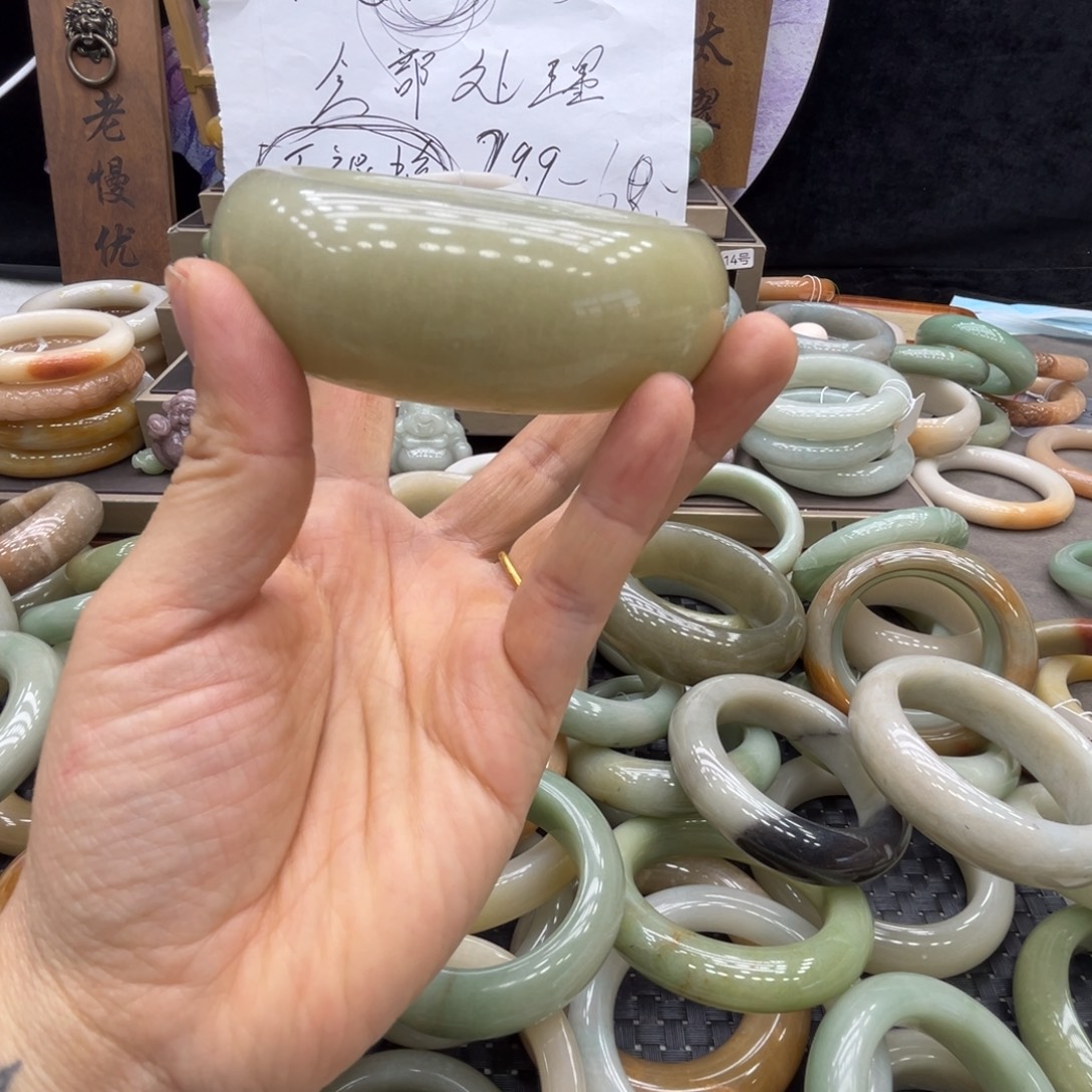 以***华石英质玉未镶嵌手镯