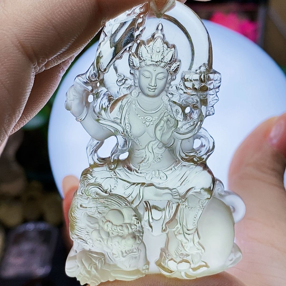 未镶嵌颈饰水晶国****?吊墜