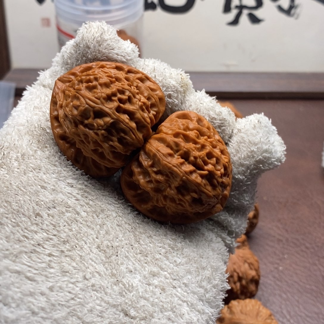 老***雷文玩核桃吊坠极品三角白39