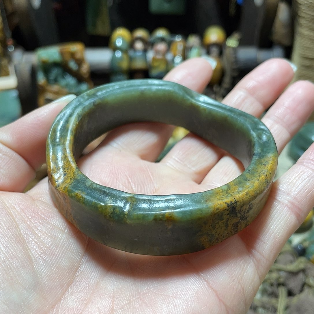 岫岩河磨玉（透闪石质玉）挂件未镶嵌懒**猪