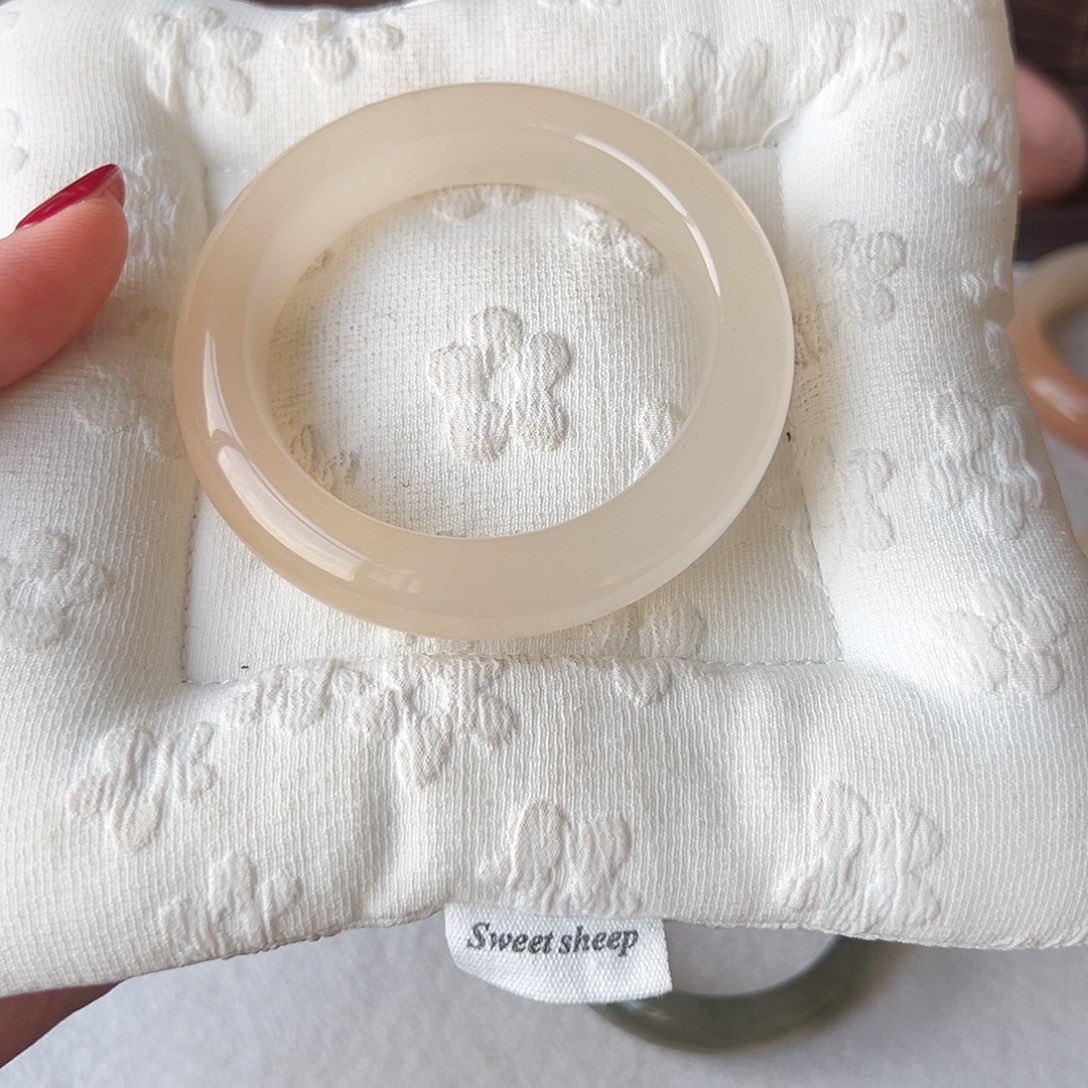 *****石英岩玉未镶嵌手镯