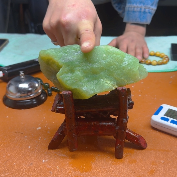 蛇纹石玉原石未镶嵌8