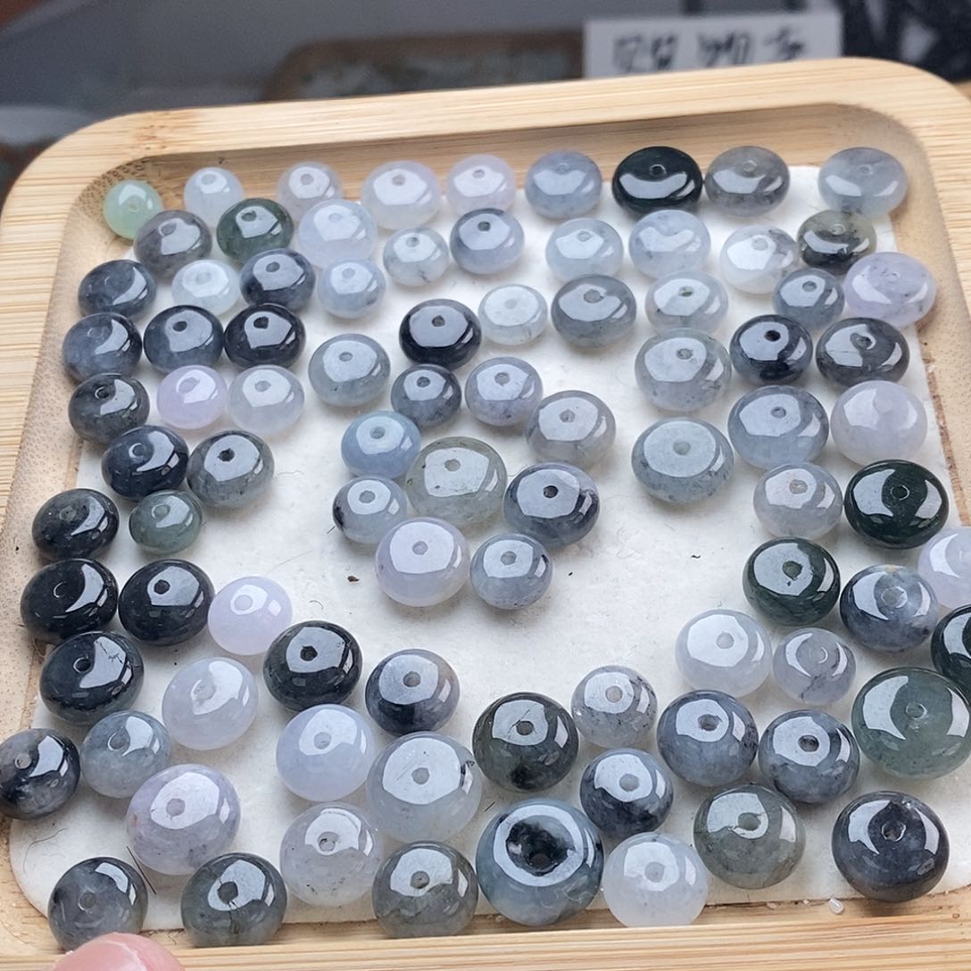 翡翠颈饰未镶嵌乌鸡鼓珠两个起拍