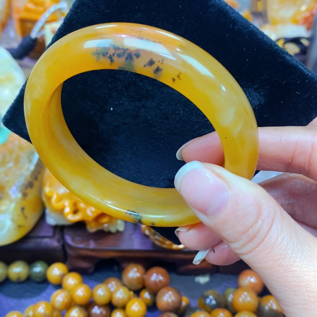 未镶嵌石英质玉（黄龙玉）颈饰