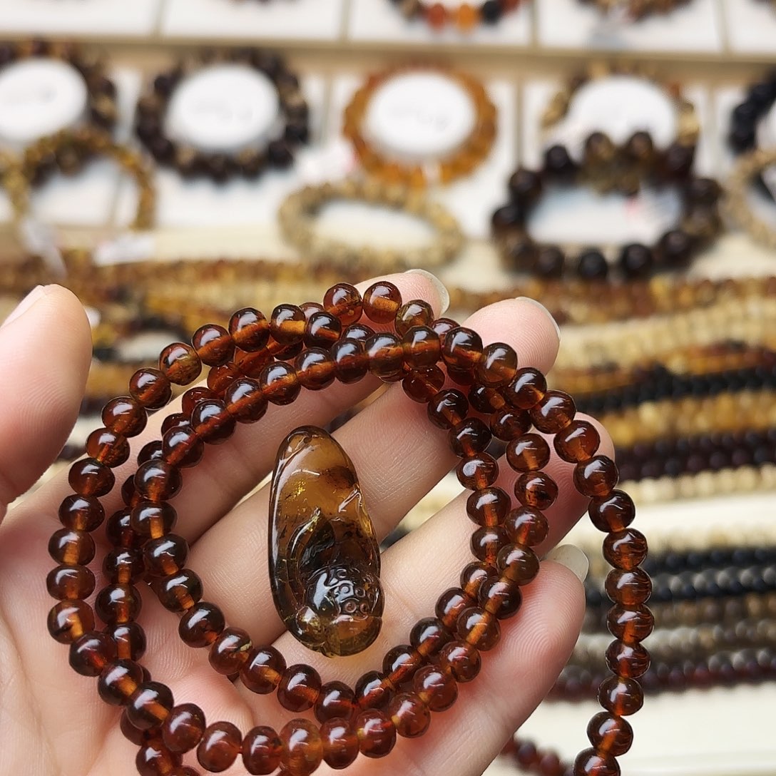 米***粒琥珀未镶嵌裸石六