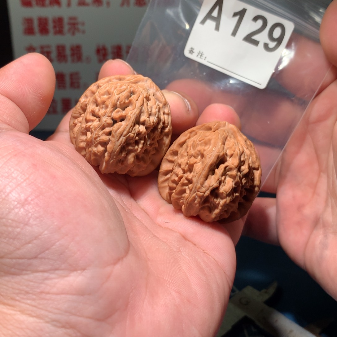 文玩核桃吊坠三角白 129