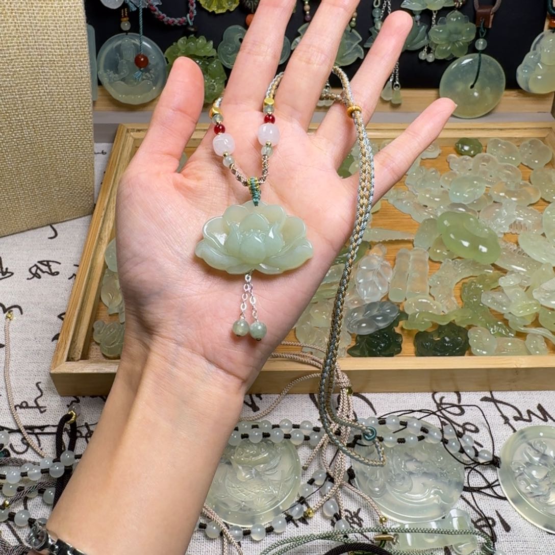 蛇纹石玉颈饰未镶嵌