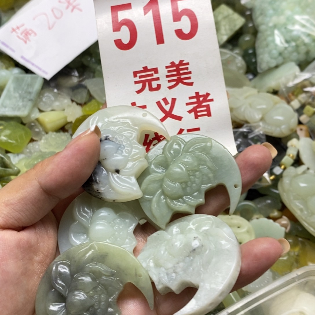 蛇纹石玉挂坠未镶嵌