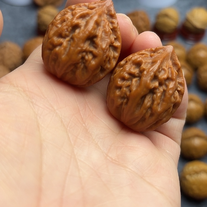 文玩核桃把件红皮八棱手捻03