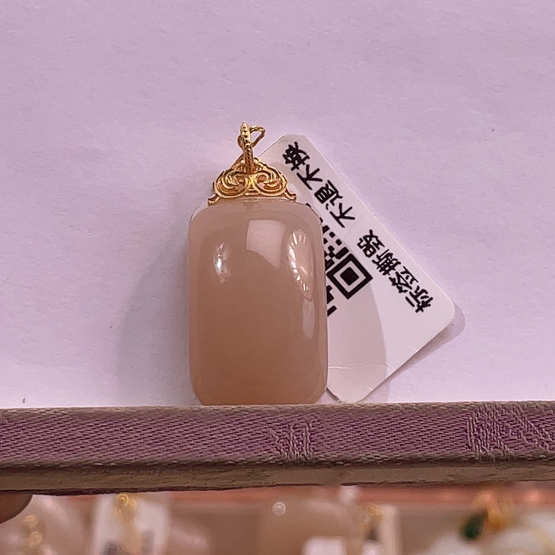 吊坠(不含链)18K金镶嵌和田玉藕粉浓红粉无事牌