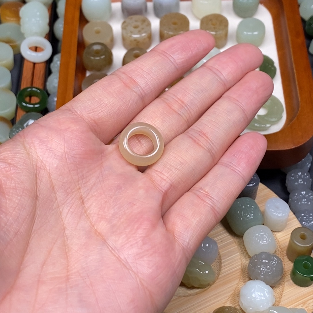 鱼***糯和田玉未镶嵌颈饰