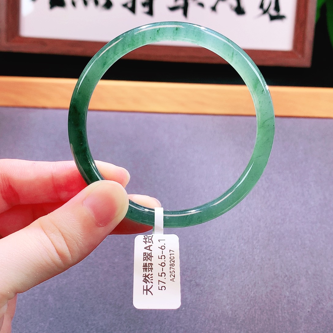 翡翠手镯未镶嵌天然翡翠