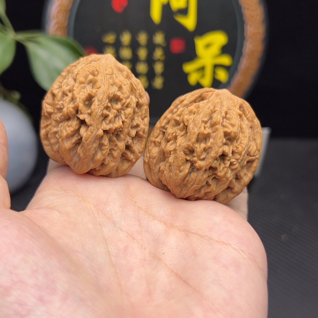 H***d把件文玩核桃虎头，小磕尖，底子歪，介意勿拍