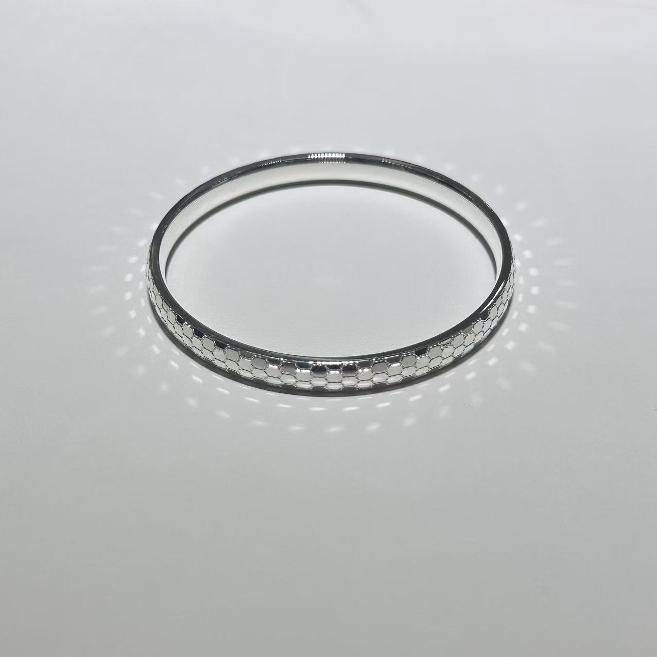 足银手镯 足银镭射蛇纹闭口手镯32g.csz1004