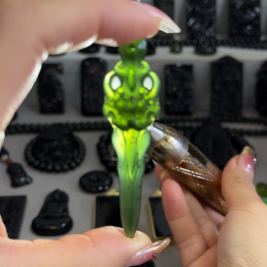 蛇纹石玉颈饰合金