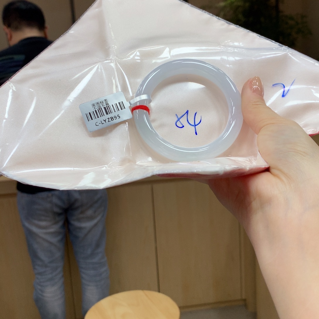 翡翠手镯未镶嵌不退不换