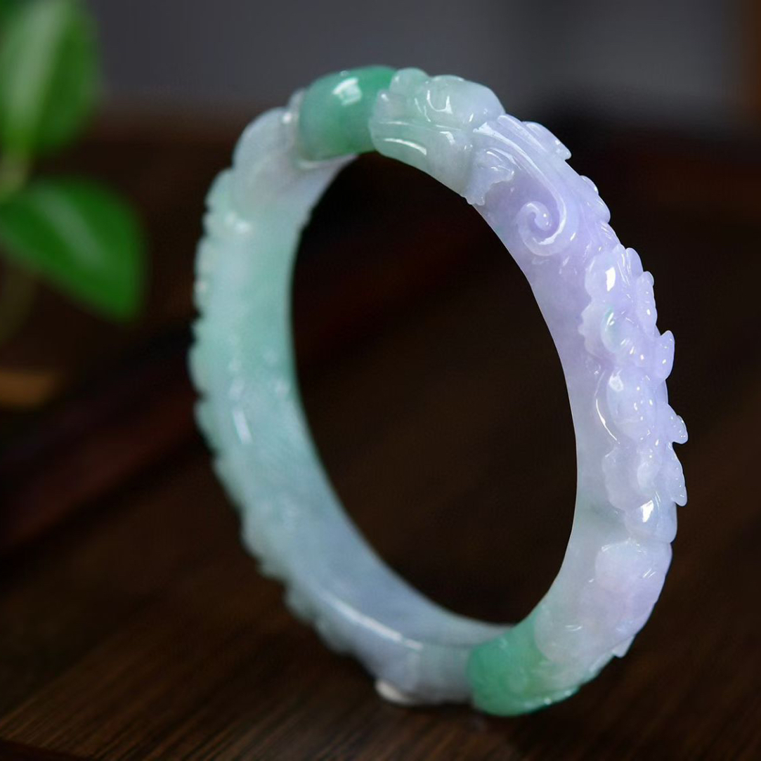 天然缅甸A货翡翠春彩雕花61大圈口套镯，种水冰透
