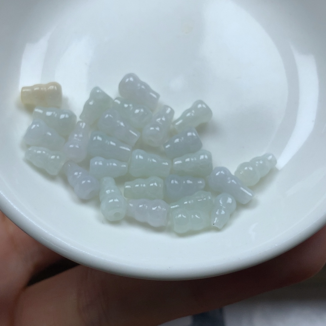 翡翠颈饰未镶嵌葫芦珠。卡5✖️8。25颗。单圈。