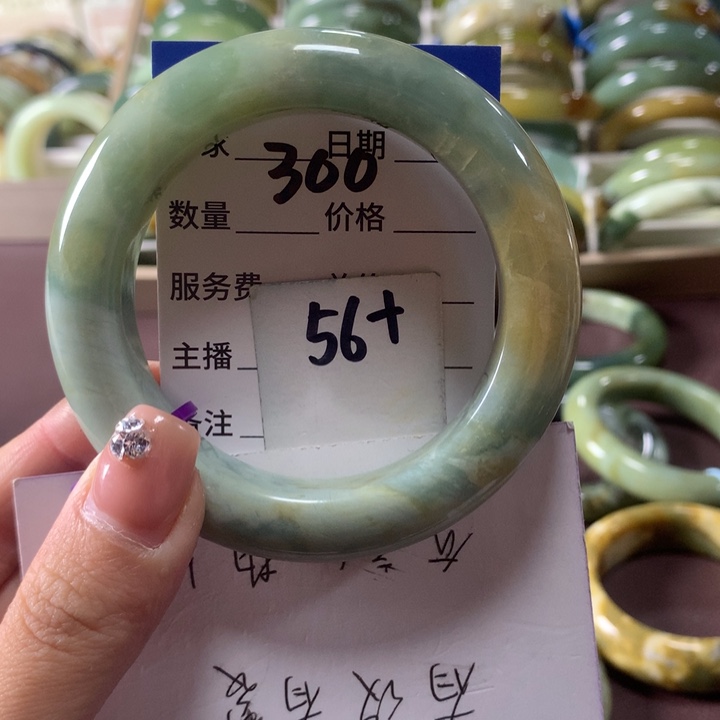 蛇纹石玉未镶嵌手镯300