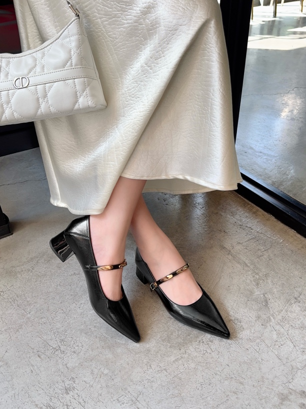 法式复古4.5厘米粗跟玛丽珍，百搭浅口一字扣，带护趾棉秋单新款。
