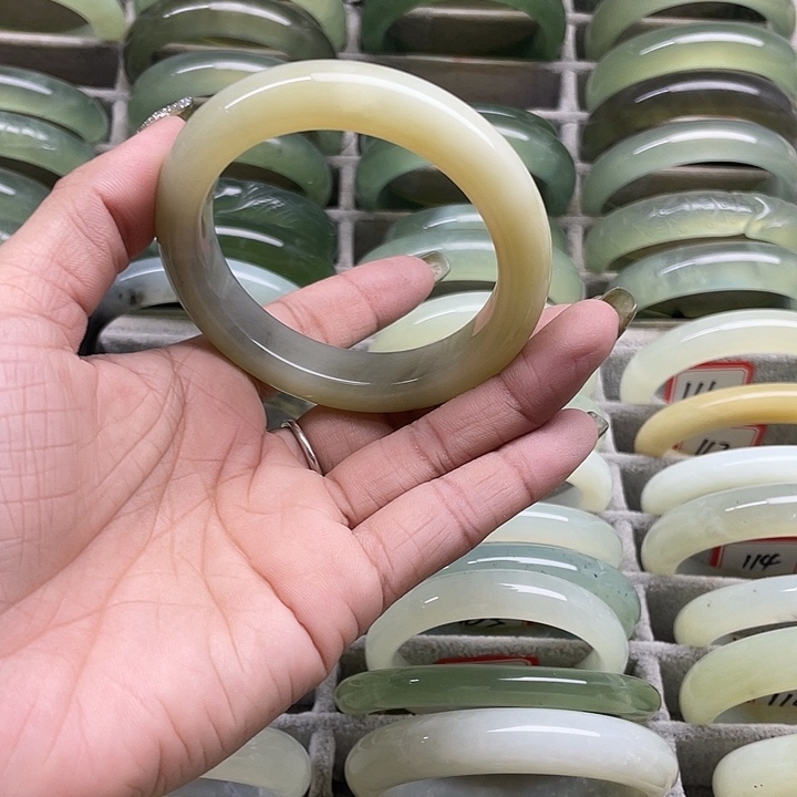 蛇纹石玉未镶嵌手镯96