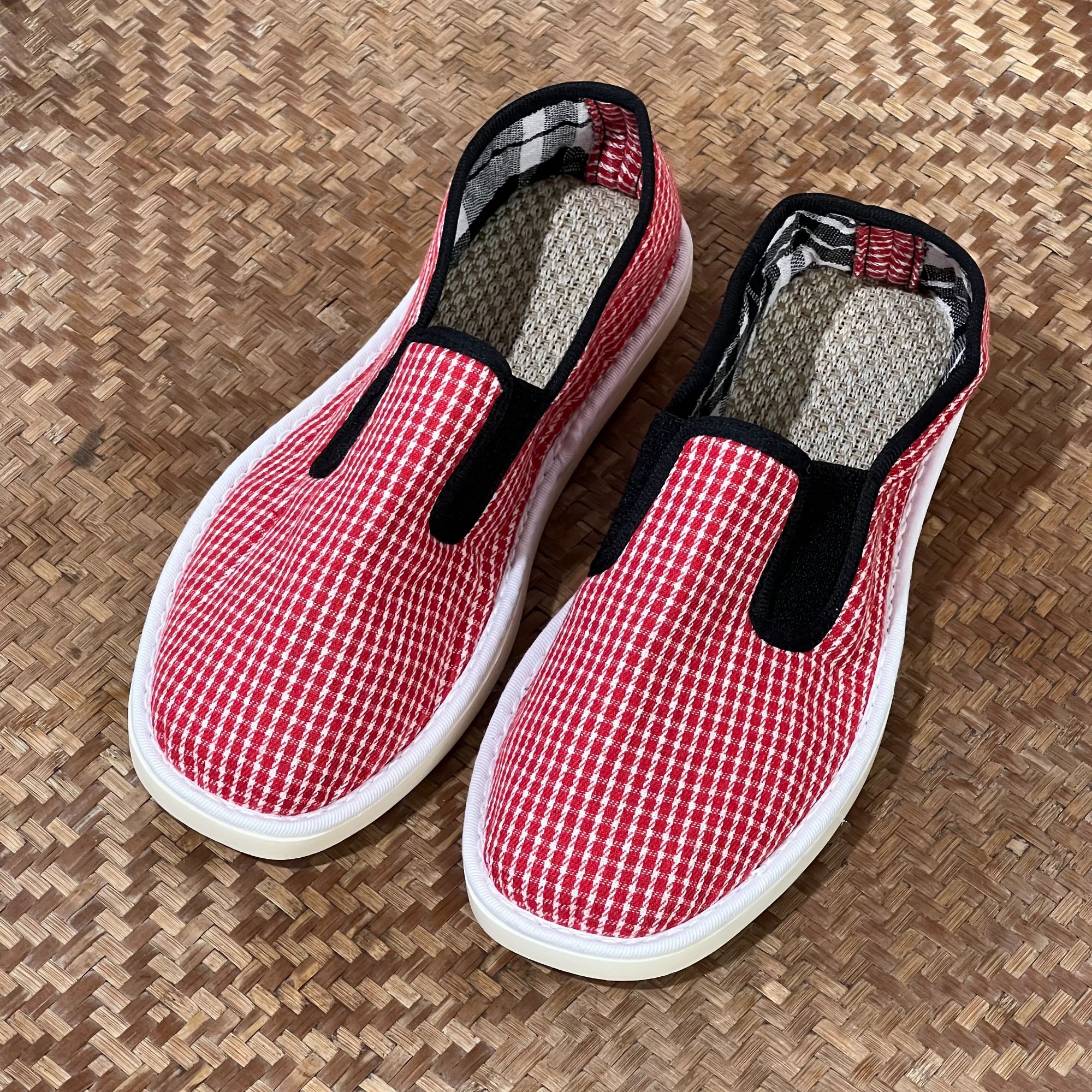 特价款何航夏季透气名族风红格子布鞋