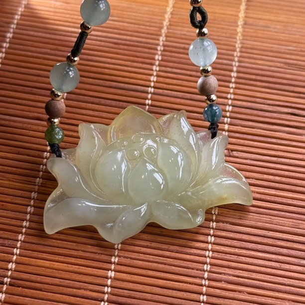 天然岫玉葡萄肉莲花牌吊坠锁骨链毛衣链精美饰品百搭时尚29x45x9