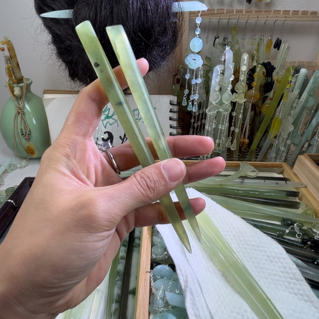 蛇纹石玉发饰未镶嵌长度15.5以上，两支，默认微瑕