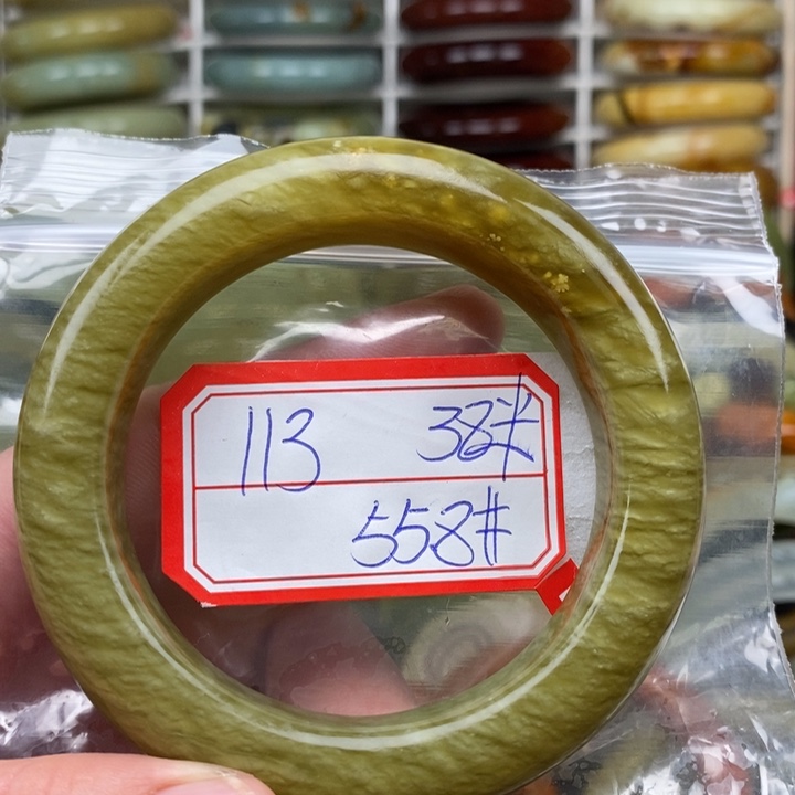 蛇纹石玉颈饰未镶嵌