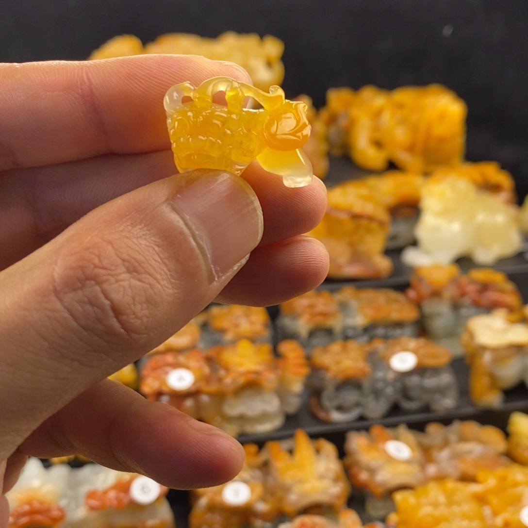 石英质玉（黄龙玉）未镶嵌颈饰