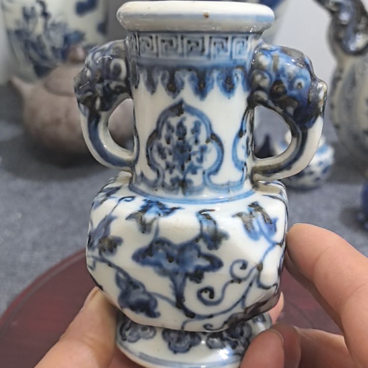 一个青花缠枝花象耳墨**鸣