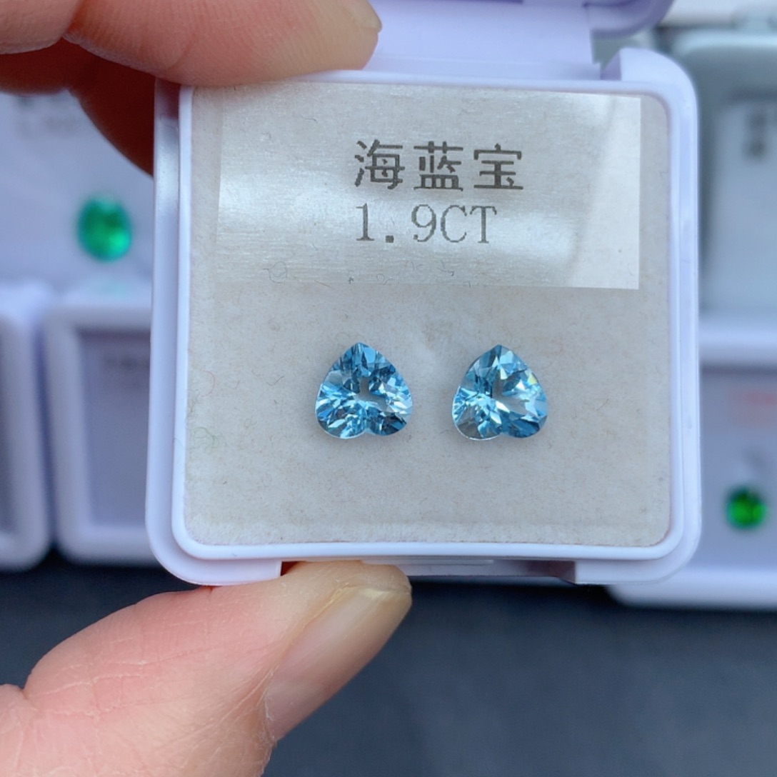 未镶嵌笔搁海蓝宝石?****?1.9克拉裸石