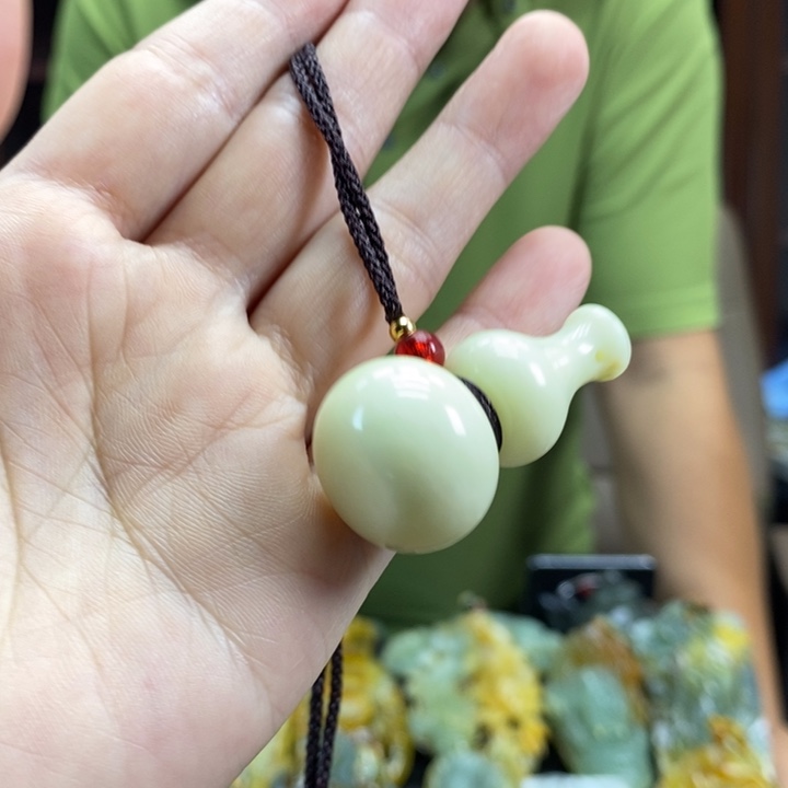 未镶嵌蛇纹石玉颈饰