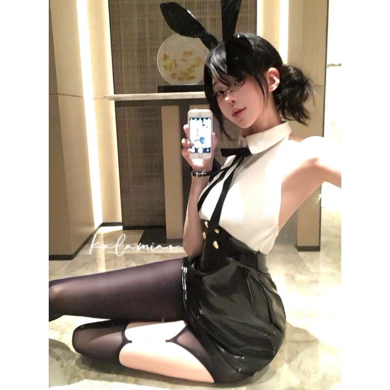 咔啦喵~「反派角色」性感挂脖露背PU皮亮面包臀连衣裙女