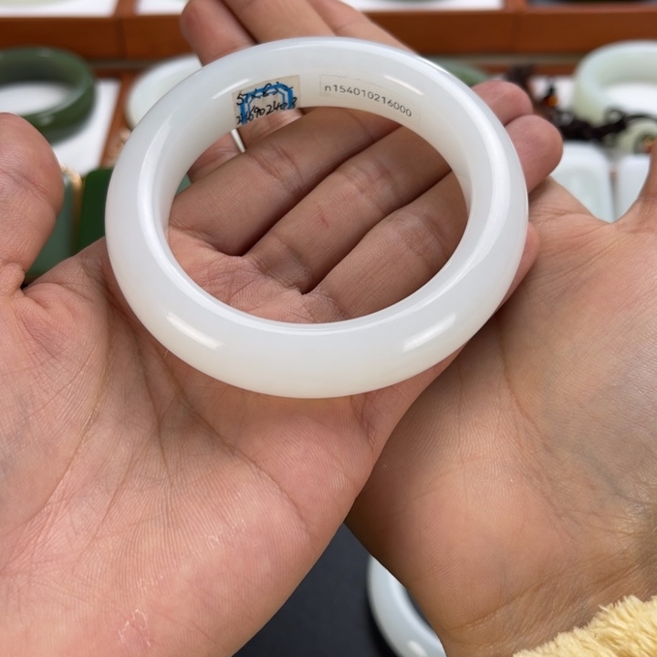 和田玉手镯未镶嵌m**n