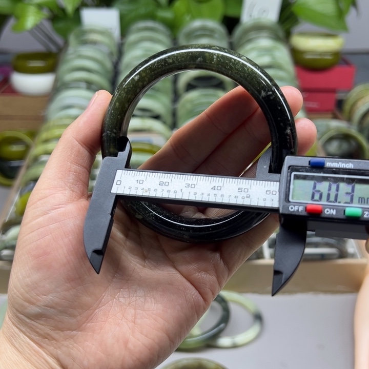 蛇纹石玉未镶嵌手镯19