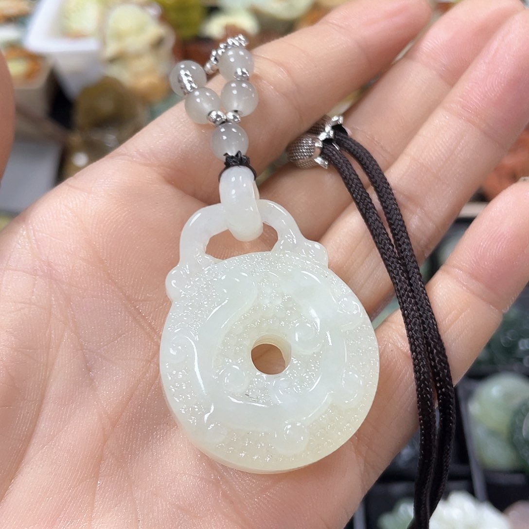 蛇纹石玉颈饰未镶嵌