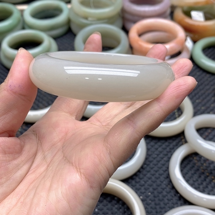 石英质玉手镯未镶嵌向**天