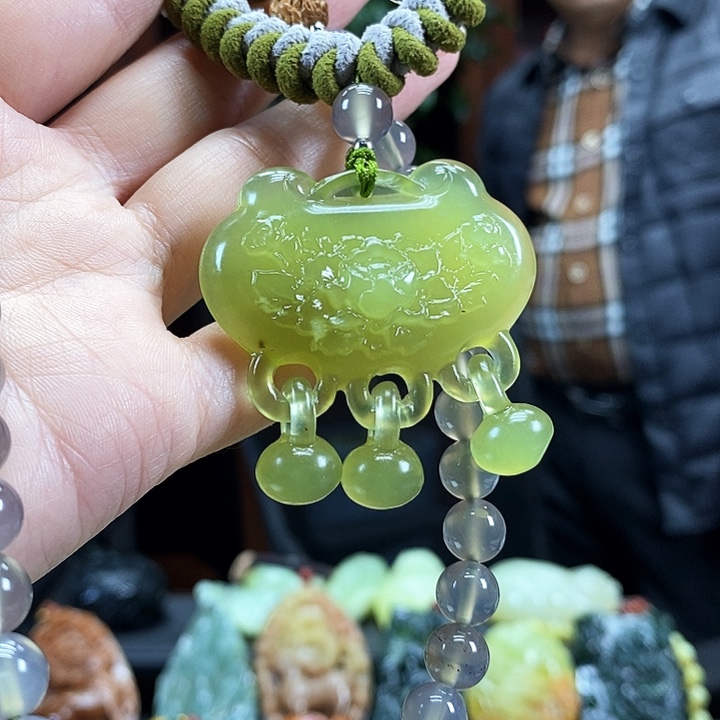 蛇纹石玉吊坠未镶嵌