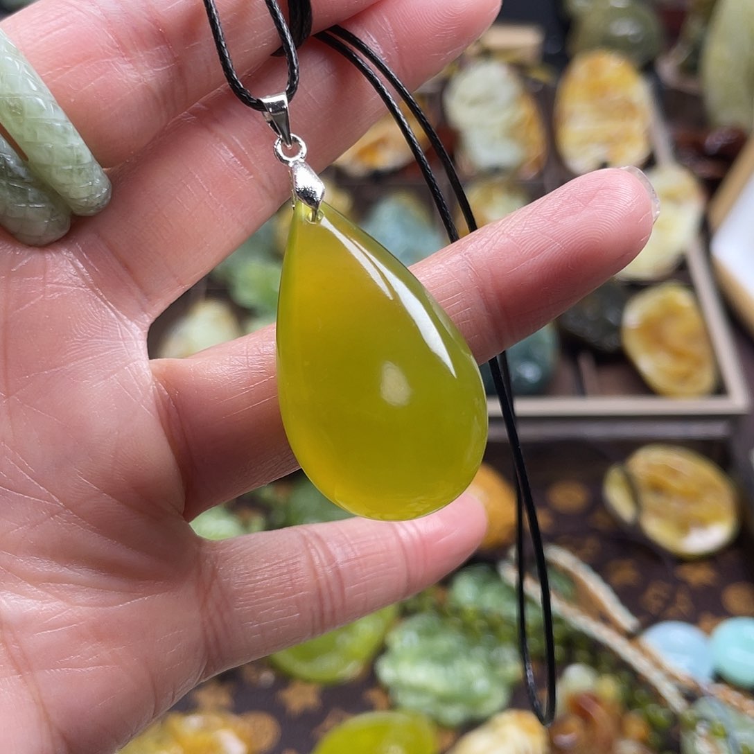 蛇纹石玉颈饰未镶嵌岫玉黄金玉水滴