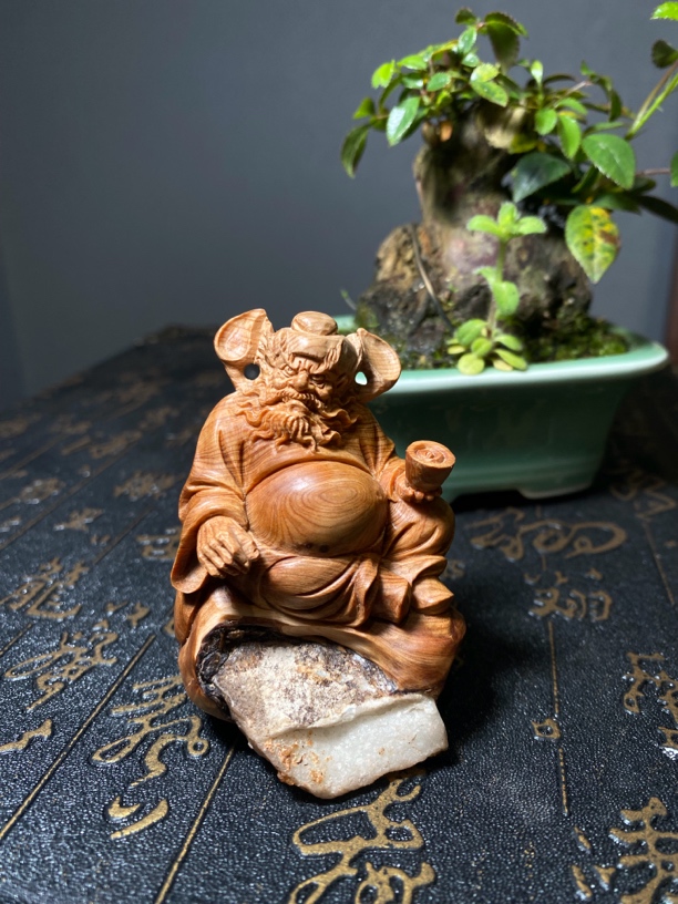 文玩崖柏根雕抱石纯手工雕钟馗手把件