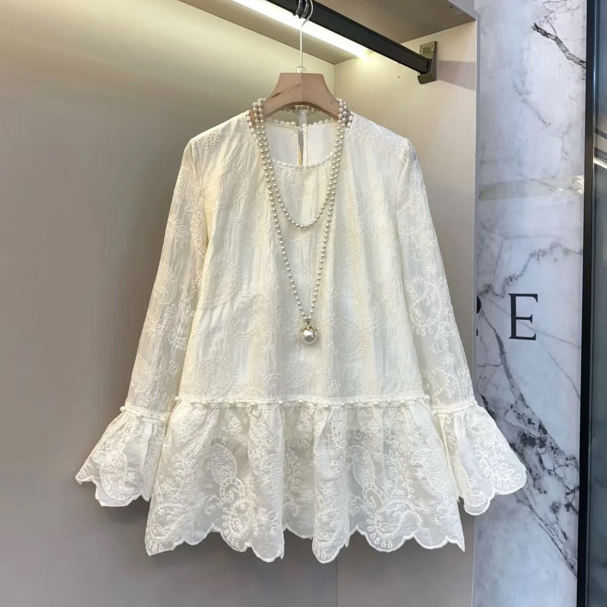 大码韩系温柔风重工艺珍珠蕾丝拼接设计感长袖上衣遮肚名媛风衬衫