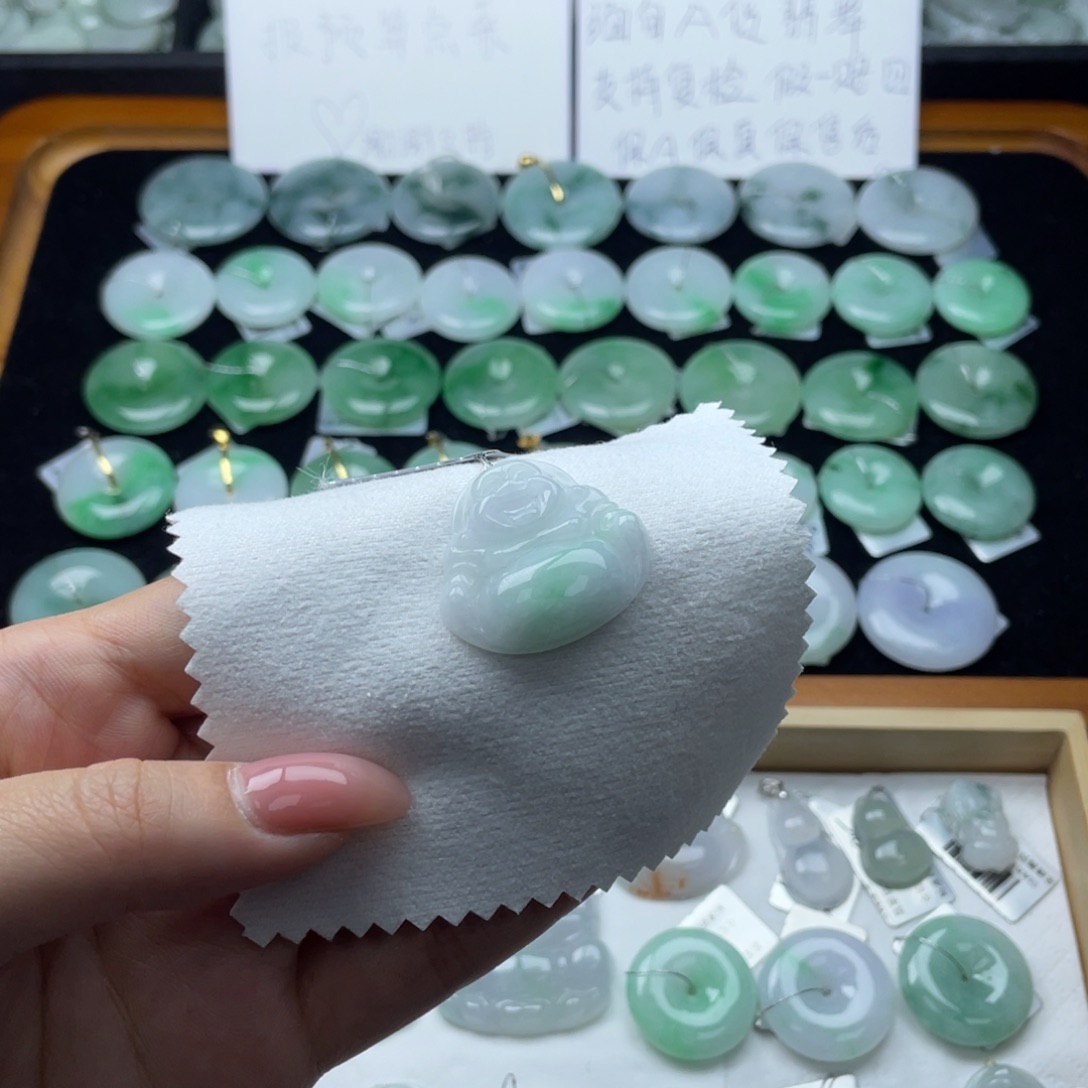 翡翠颈饰未镶嵌佛公