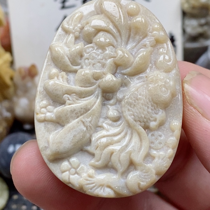 颈饰未镶嵌硅化珊瑚（珊瑚玉）