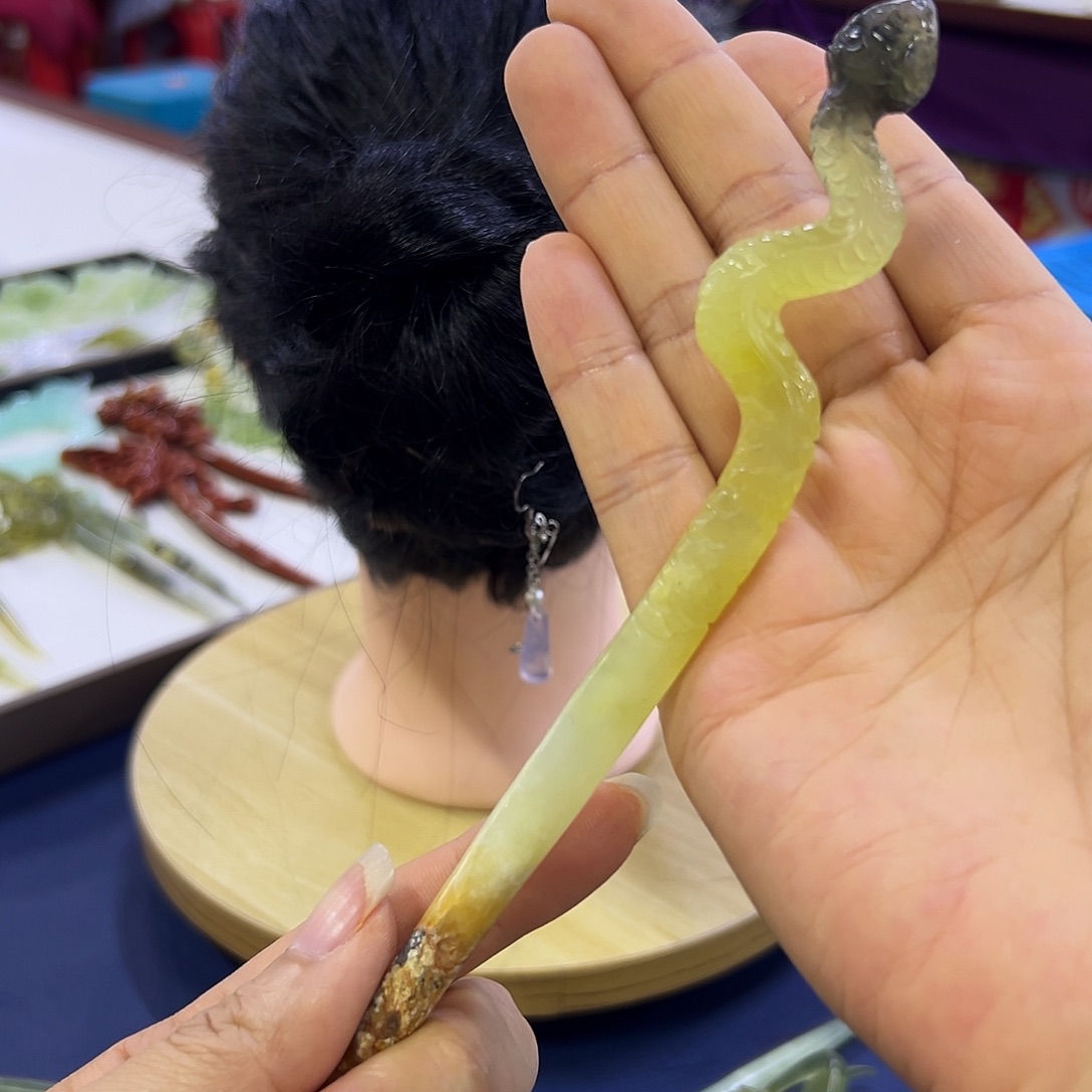 蛇纹石玉未镶嵌蛇