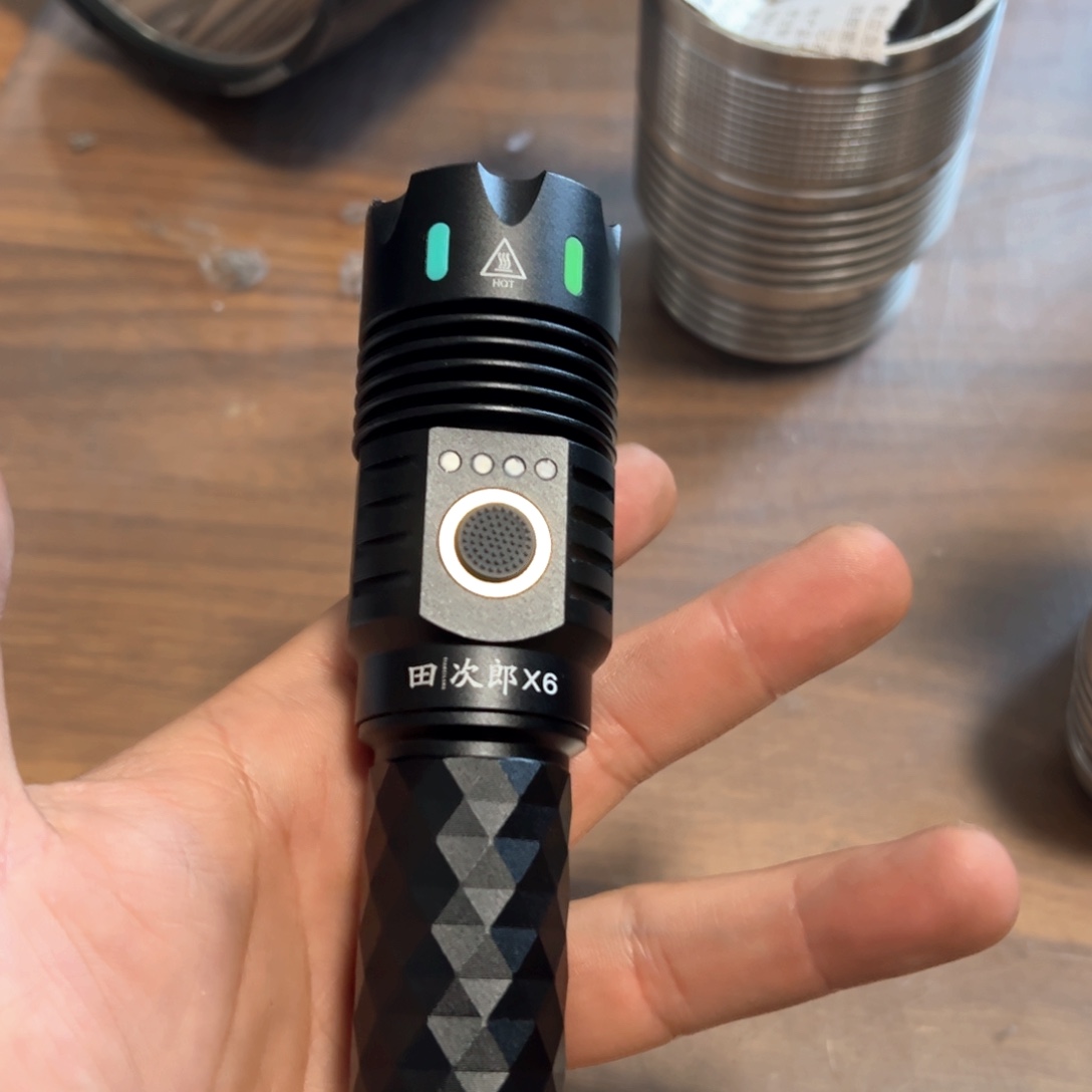 X6强光照射手电筒
