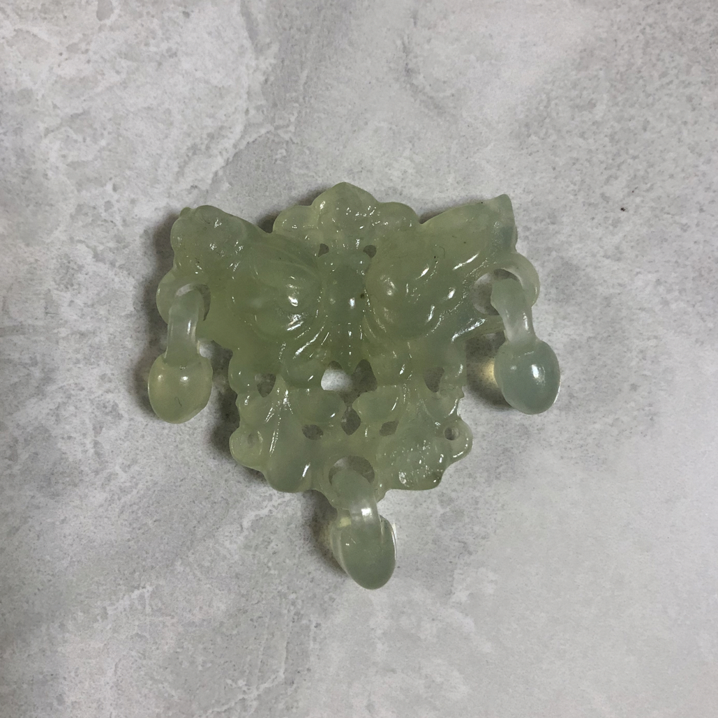 天然岫玉镂空蝴蝶吊坠
