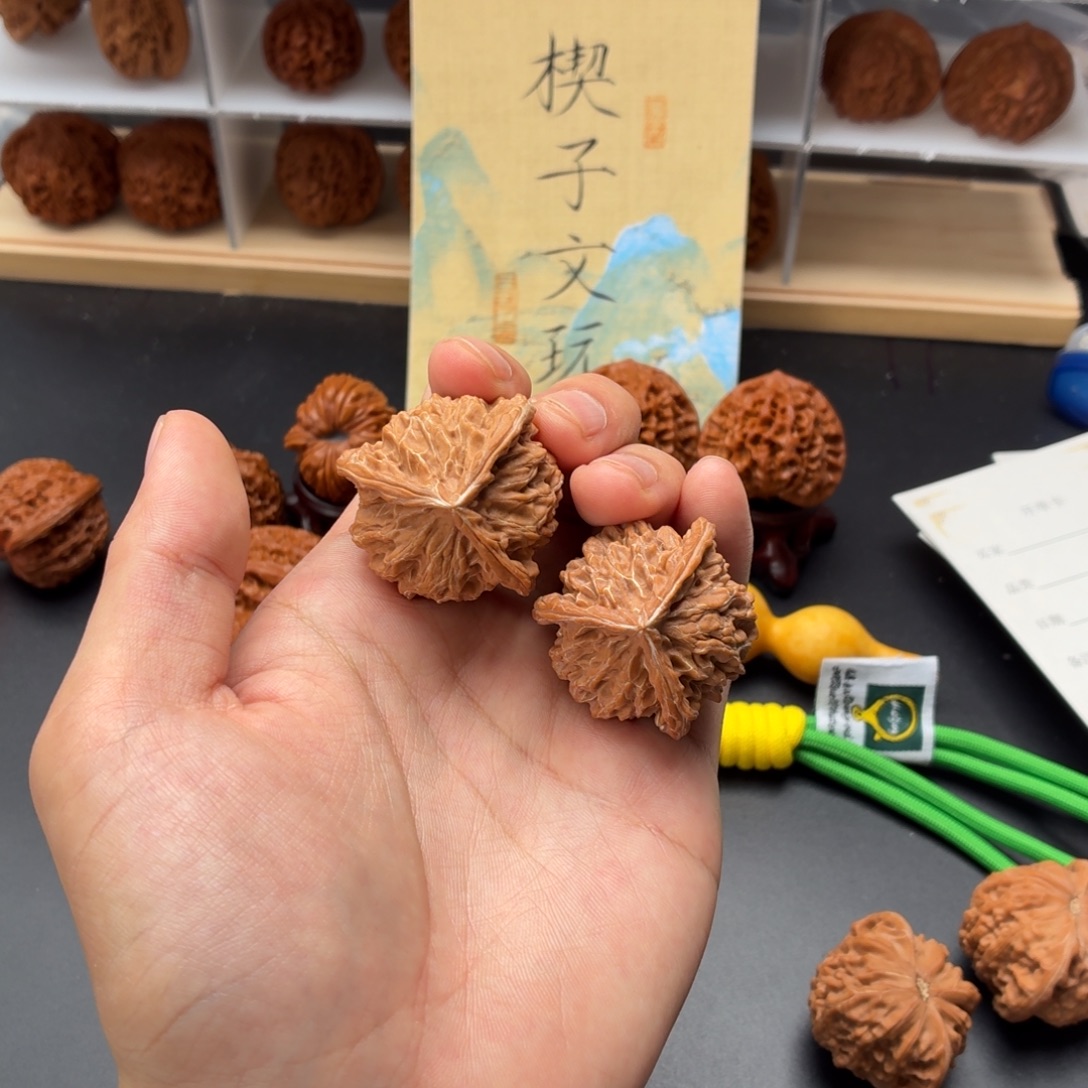 文玩核桃把件盘山三棱全品无修转圈38