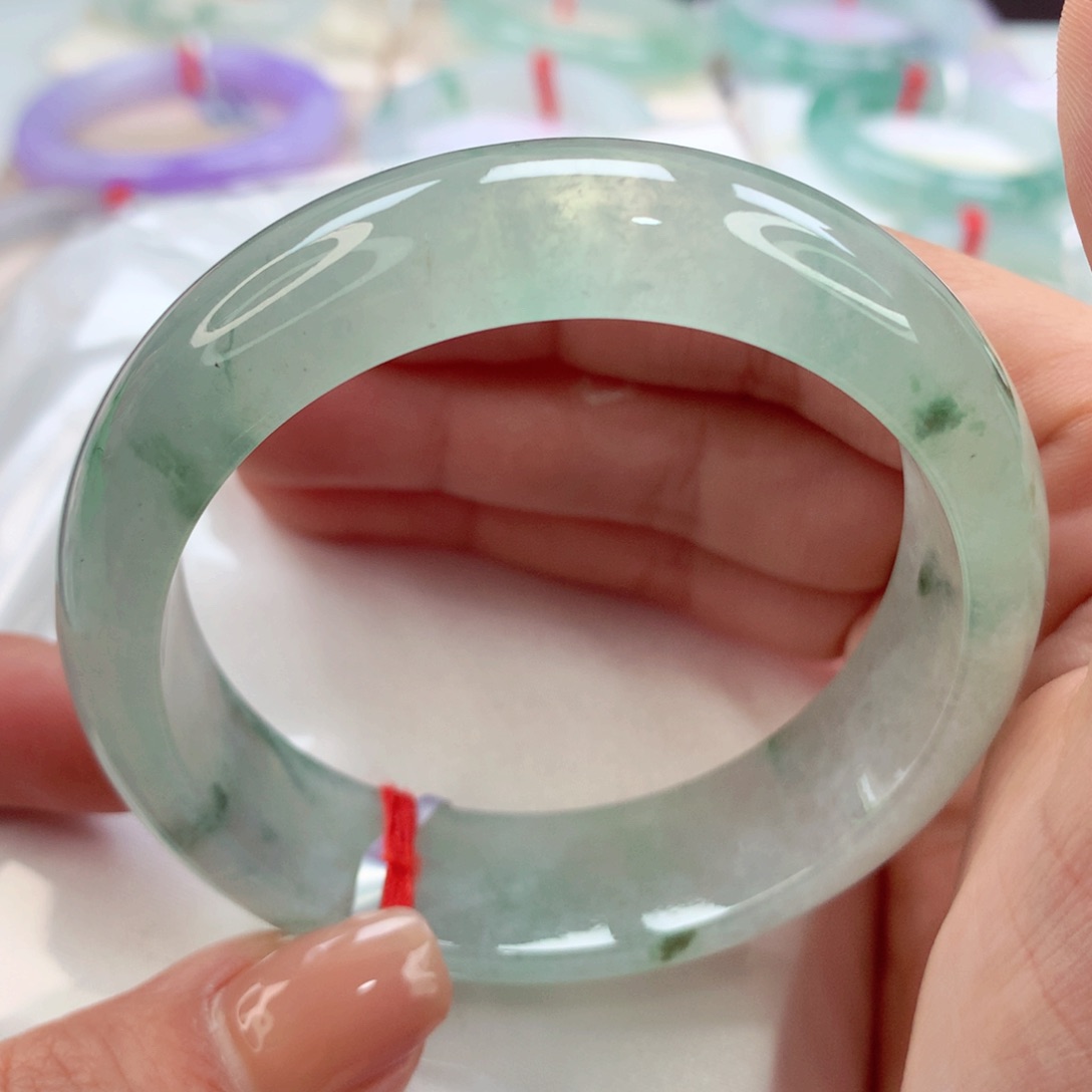 翡翠手镯未镶嵌师妹飘花轮胎