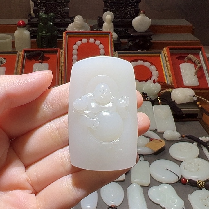 小***西和田玉未镶嵌颈饰